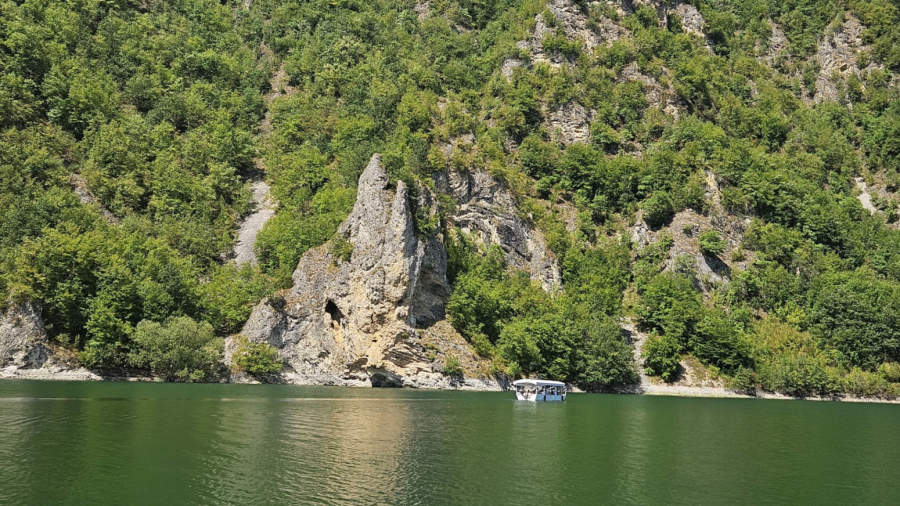 Ovo srpsko jezero je pravi letnji hit: Na hiljade turista iz čitavog sveta ga posećuje FOTO