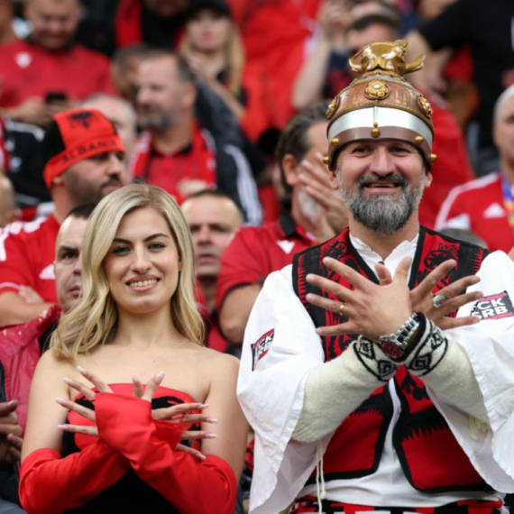 Sramne scene na EURO: Uvredljive poruke za Srbe, OVK uniforme Albanaca FOTO