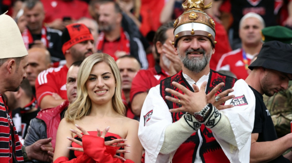 Sramne scene na EURO: Uvredljive poruke za Srbe, OVK uniforme Albanaca FOTO