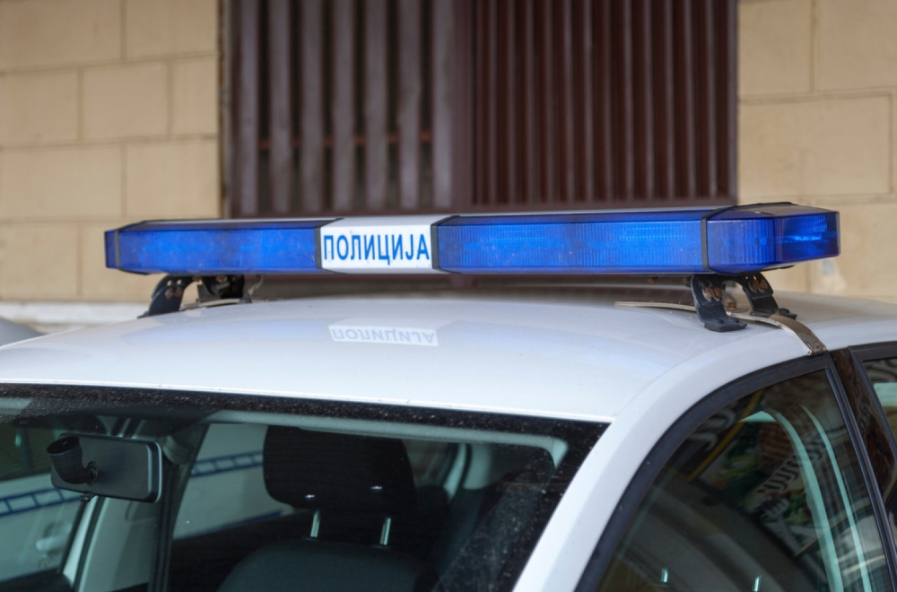 Zaustavio vozača, lupao palicom po autu, pa ukrao vozilo