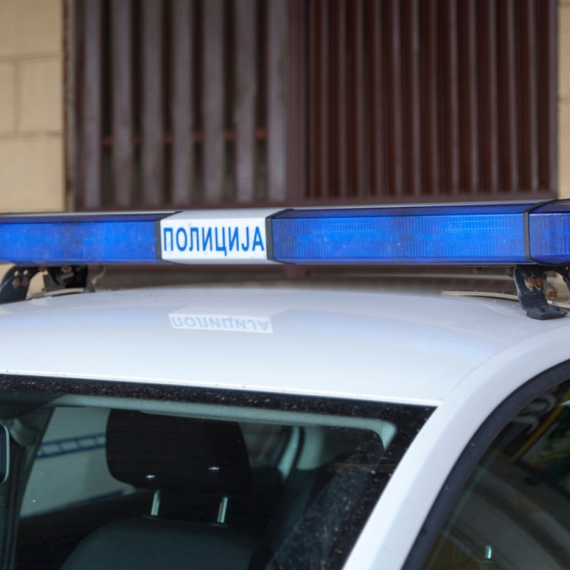 Zaustavio vozača, lupao palicom po autu, pa ukrao vozilo