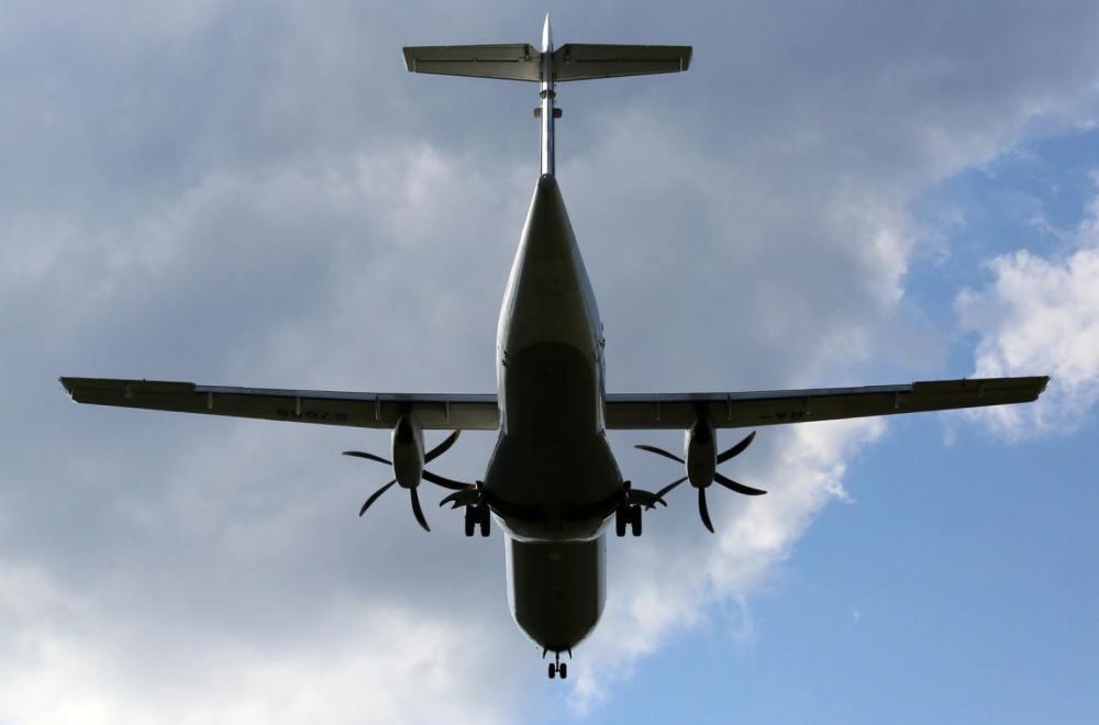 Putnički avion se skoro prepolovio: U letelici bio veliki broj ljudi FOTO