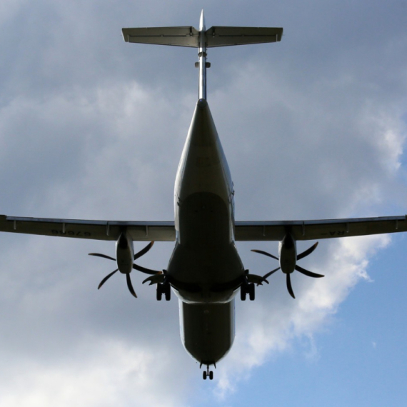 Putnički avion se skoro prepolovio: U letelici bio veliki broj ljudi FOTO