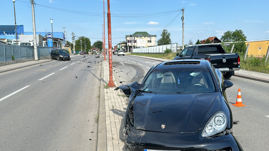 Težak sudar poršea i opela u Čačku: Svuda po putu rasuti delovi vozila FOTO