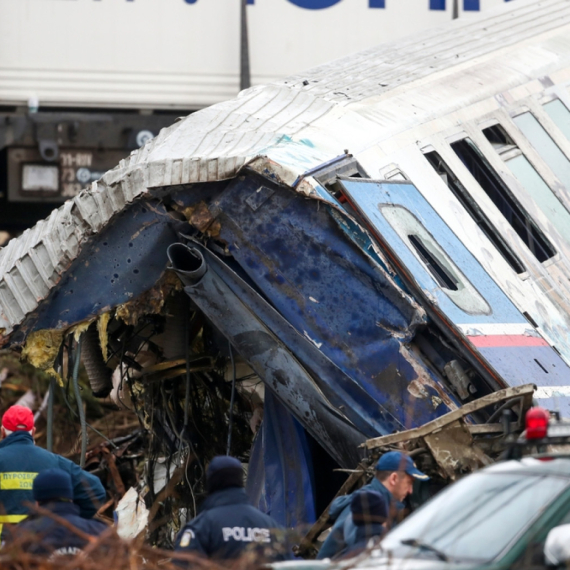 Train derails, rescuers on site: Passengers trapped in wreck VIDEO