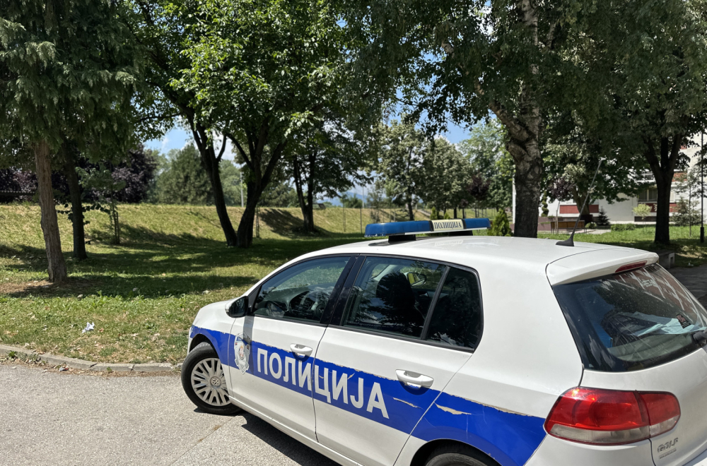 Užas u Čačku: Prolaznici pronašli žena u lokvi krvi i sa povredom na vratu FOTO