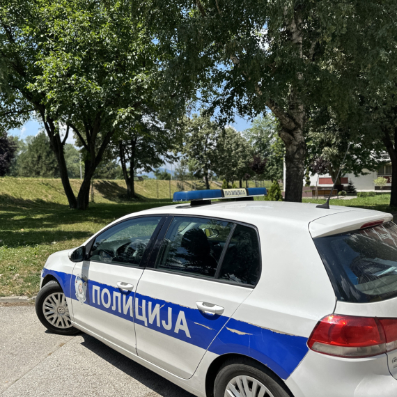 Užas u Čačku: Prolaznici pronašli žena u lokvi krvi i sa povredom na vratu FOTO