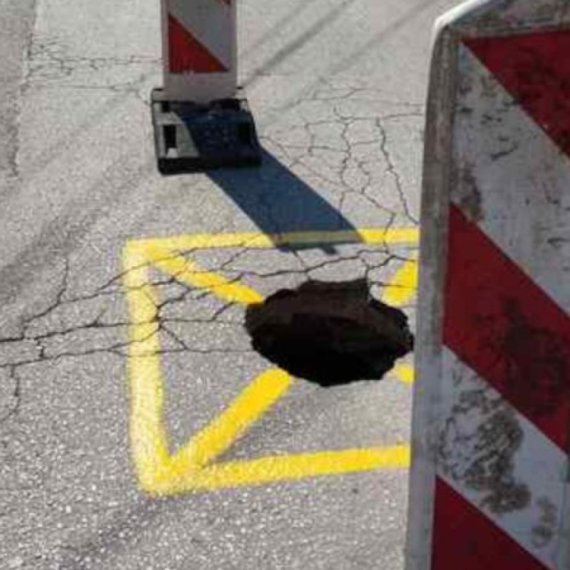 "Ne prilazite": Ogromna rupa nasred puta – hitno poslate nadležne ekipe FOTO