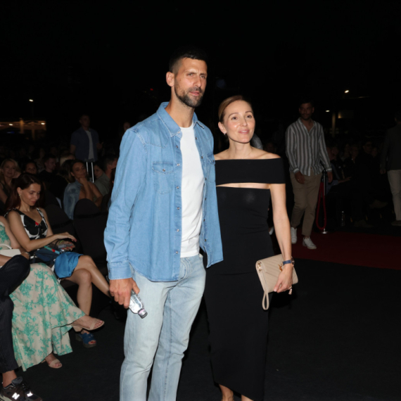 Novak izveo Jelenu na koncert: Ona blistala u izazovnoj haljini, njega spopale žene FOTO