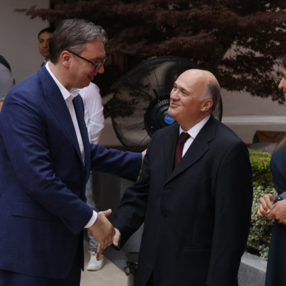 Vučić na promociji naučnog časopisa "Napredak": "Želim Vam mnogo uspeha u daljem radu" FOTO