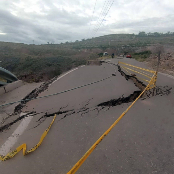 Urušio se metro: Ogromna rupa prekinula put; Službe za hitne slučajeve na licu mesta FOTO/VIDEO