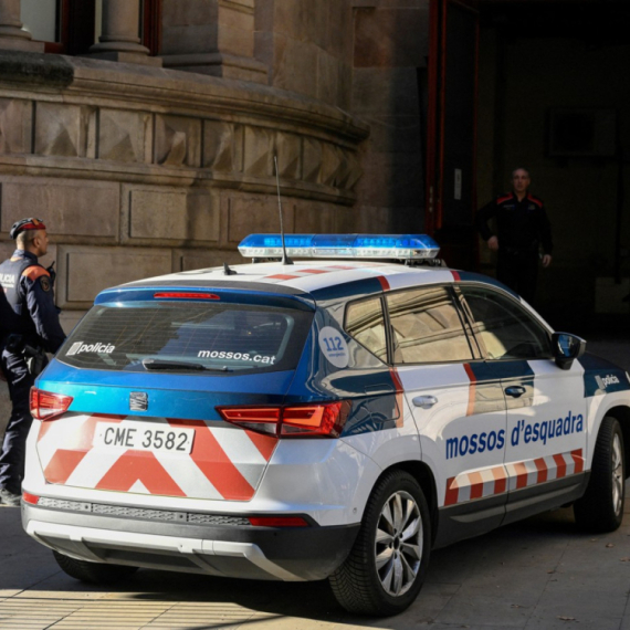 Naoružani muškarac upao u policijsku stanicu u Barseloni, ranjen policajac