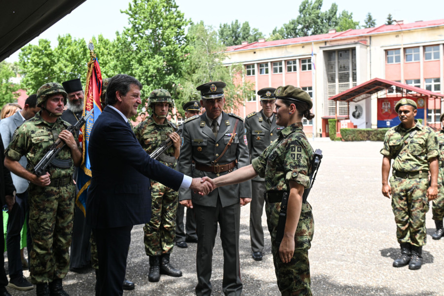 Gašić na polaganju zakletve vojnika generacije jun 2024: Postaćete snažan i jedinstven kolektiv FOTO