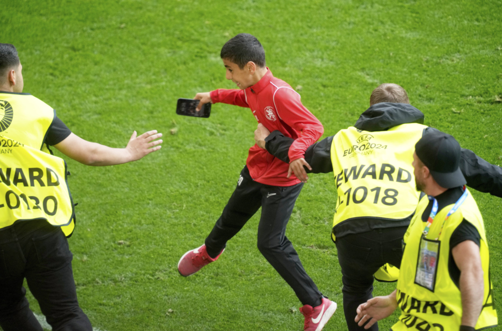 Dečak prekinuo meč zbog selfija sa Ronaldom VIDEO