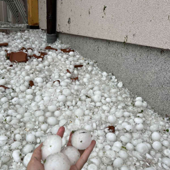 Strašno: Nanosi leda leže po zemlji, sve je belo FOTO