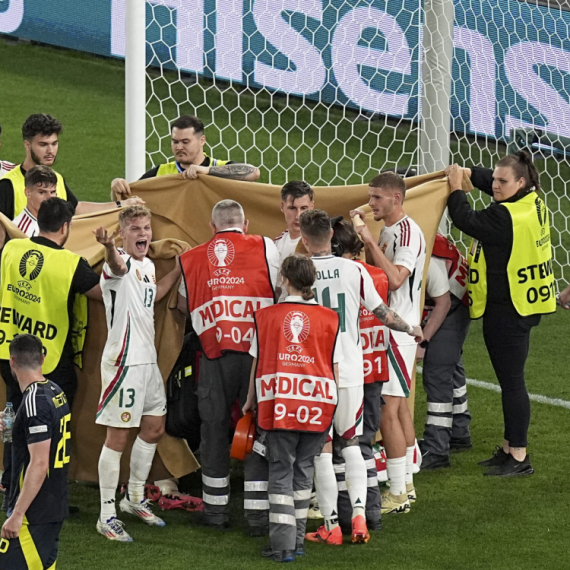Užasna scena – Mađar okružen čaršafima iznet sa terena VIDEO
