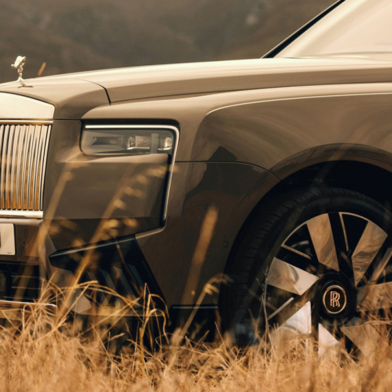 Ukrao dva luksuzna automobila, a nije se pomerio iz fotelje