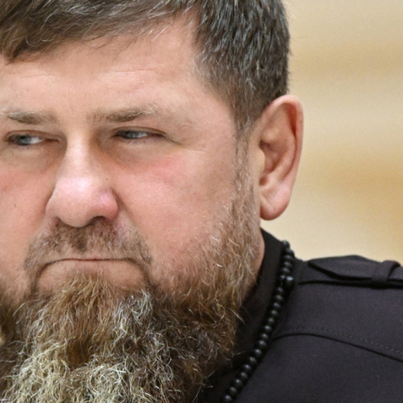Prestrašna scena na zahtev Kadirova: Mrtav leži na sred trga; "Ostale proterajte"