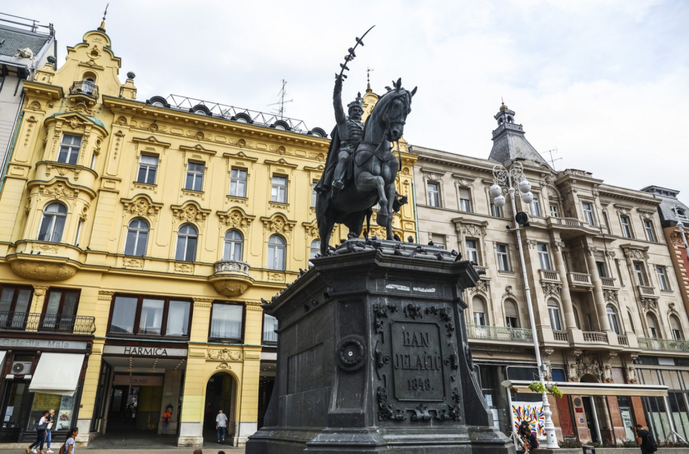 Hrvati ponovo šokiraju: Na vrh jelke postavili prevozno sredstvo FOTO