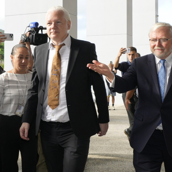Asanž na slobodi nakon što je priznao krivicu