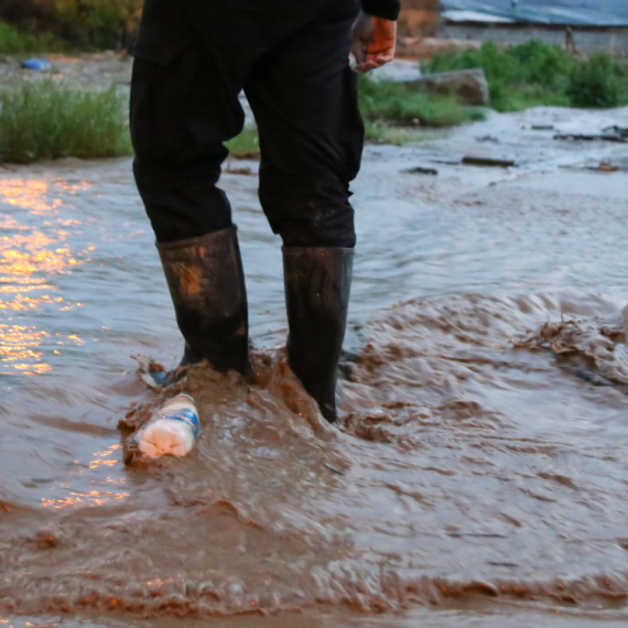 Bujica oborila ženu, automobili dopola u vodi; Obilne padavine izazvale poplave širom Srbije FOTO/VIDEO