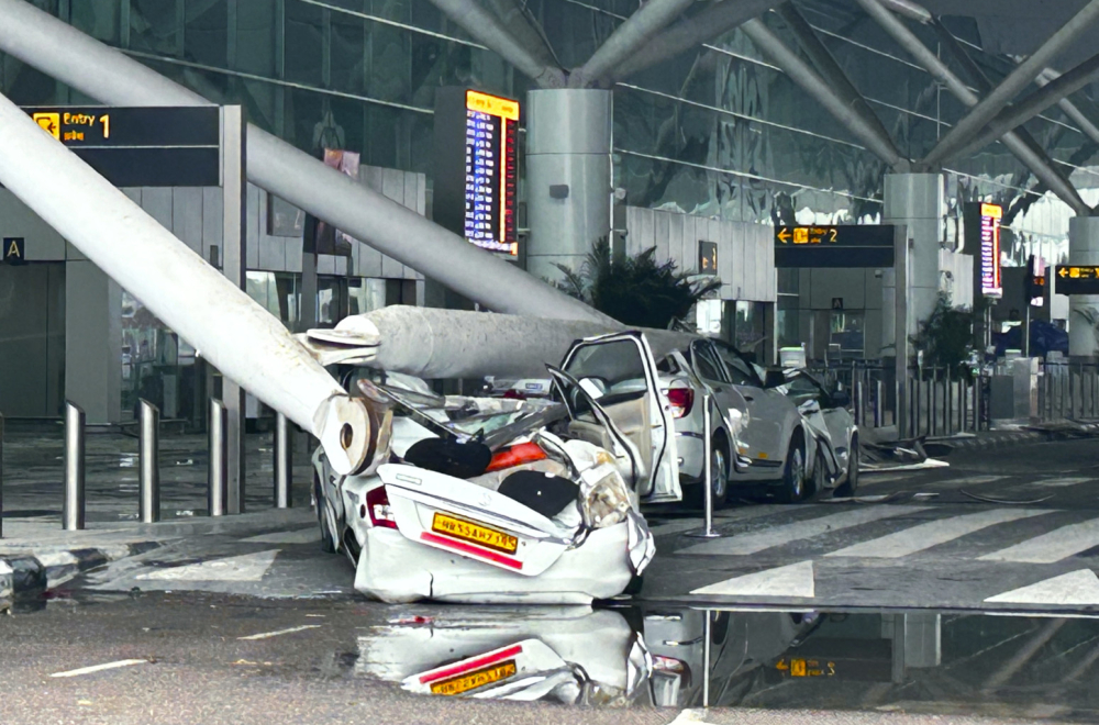 Haos na aerodromu: Srušio se krov, jedna osoba poginula VIDEO
