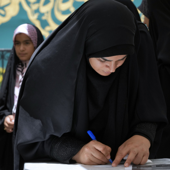 Iran danas bira predsednika: Odluka o novom šefu države mesec dana nakon pogibije Raisija