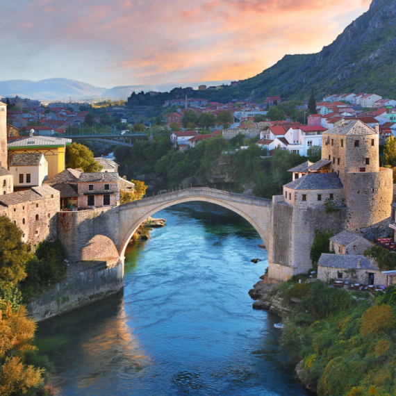 Haos u Mostaru: Turista skočio sa Starog mosta, lokalci ga pretukli VIDEO