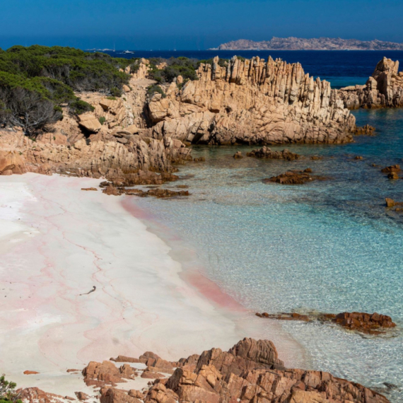 Zabranjena roze plaža na kojoj vas čeka Robinzon Kruso FOTO