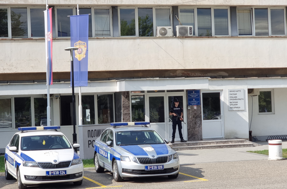 Pripadnik Žandarmerije pogođen strelom; Napadač ubijen; Policija pretresa kuću teroriste FOTO/VIDEO