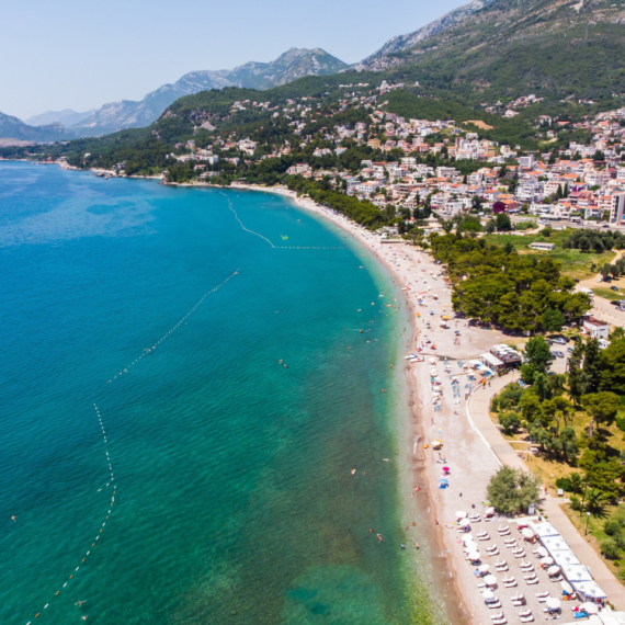 Račun sa crnogorskog primorja razbesneo region: Pivo hiljadu dinara, voda preko 500 FOTO