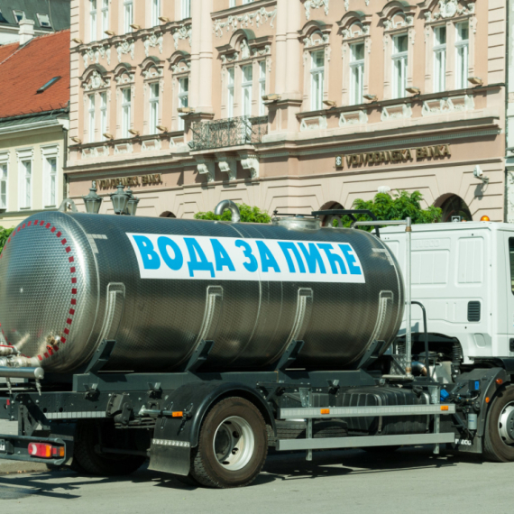 Zbog visokih temperatura cisterna sa vodom na ulicama Leskovca