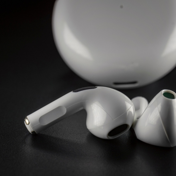 Siri dobija "oči": Stižu nove Apple slušalice sa kamerama