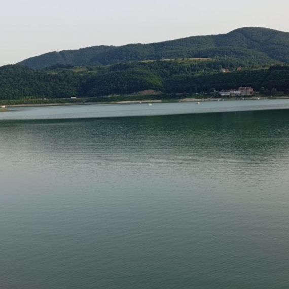 Drama na Zlatarskom jezeru: Muškarac se prevrnuo sa gumenog čamca i nestao bez traga