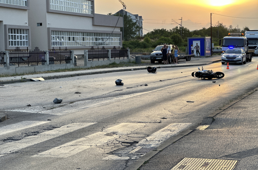 Horor na kružnom toku: Automobilom udario devojku na motoru FOTO