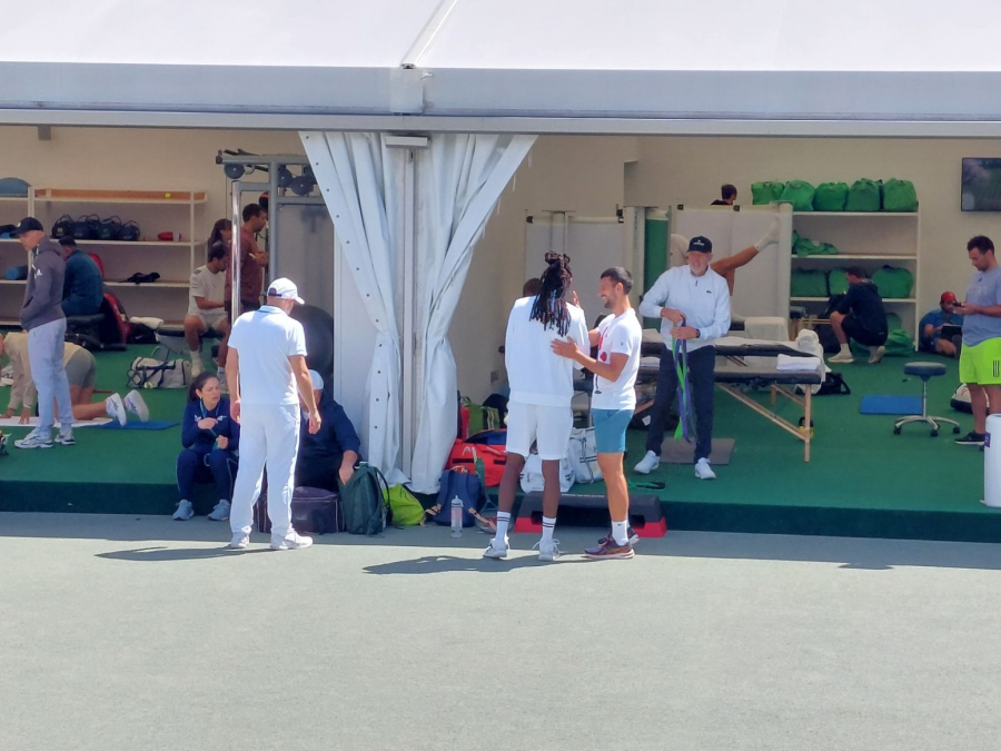 Novak se zagreva za meč – neočekivan susret FOTO