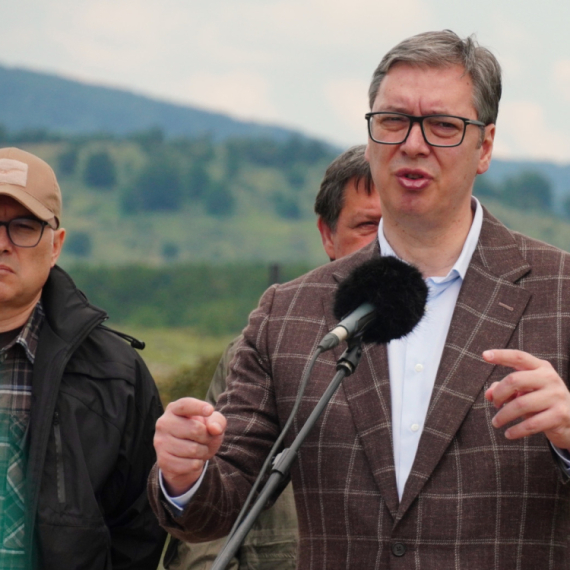 Vučić o podizanju albanskih bajraktara: "Da je neko drugo vreme ne bi se dugo zadržali u vazduhu" FOTO/VIDEO