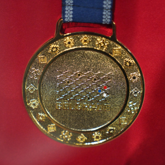 Medalje sa srpskom ornamentikom oko vrata evropskih sportista
