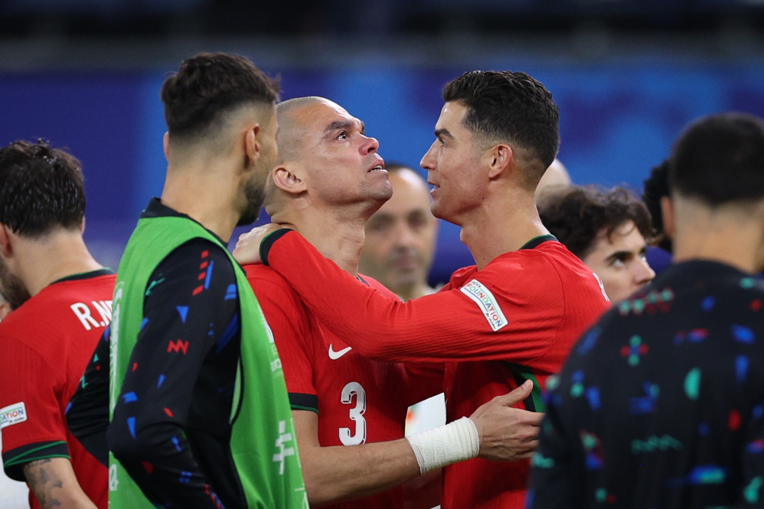 Emotivne dede: Pepe rida, Ronaldo ga teši VIDEO
