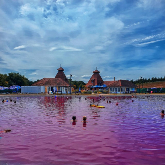 Jedinstvena banja u Srbiji: Oaza mira i lepote koju krasi roze jezero VIDEO
