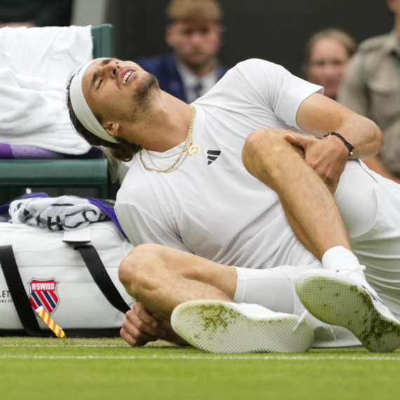 Zverev se "skršio", ali prošao dalje