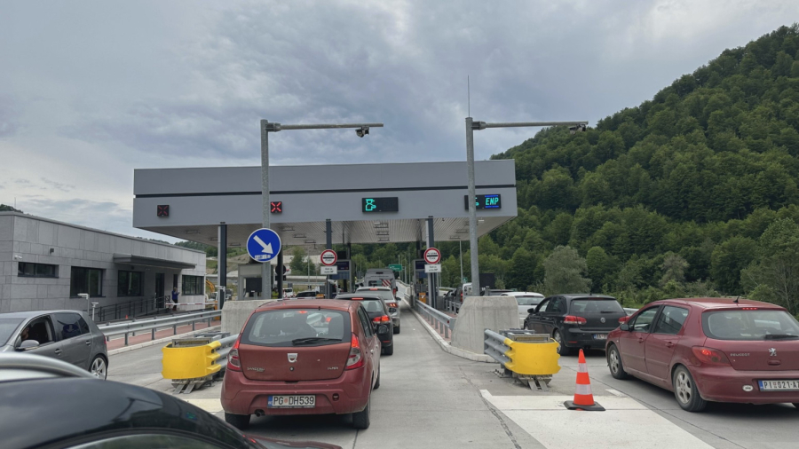Totalni kolaps: Formirane dugačke kolone vozila FOTO