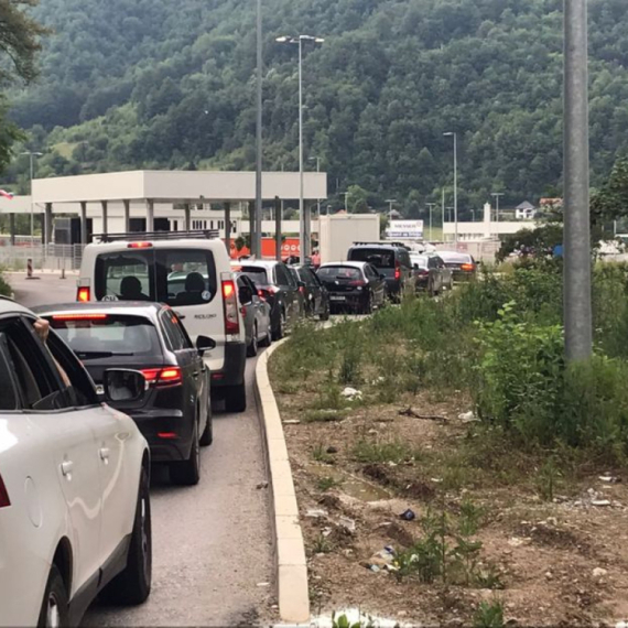 Totalni kolaps: Formirane dugačke kolone vozila FOTO