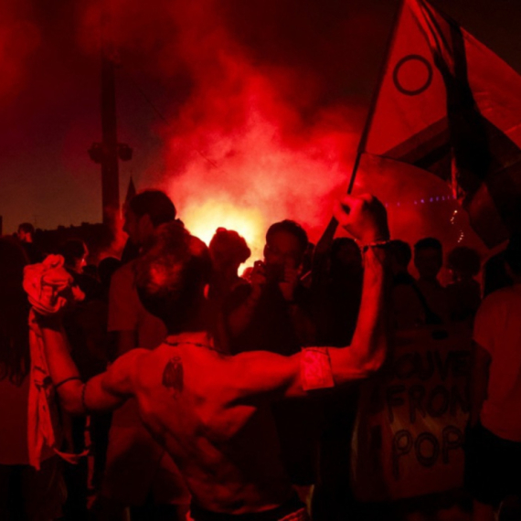 Održani izbori u Francuskoj: Neredi i slavlje širom zemlje; Premijer najavio ostavku FOTO/VIDEO