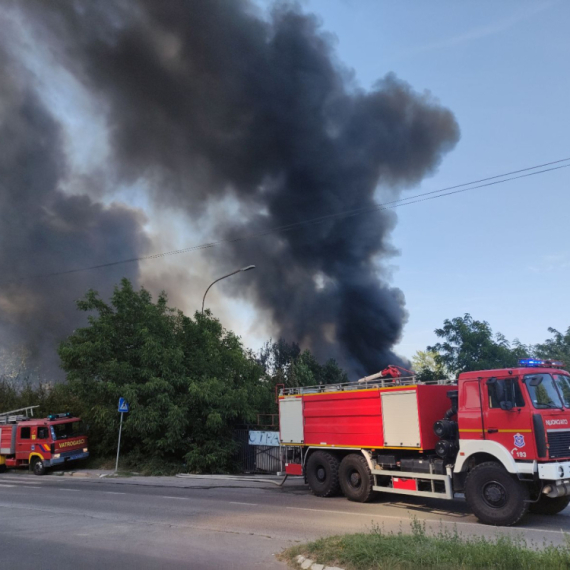 Buktinja kod aerodroma: Gori kamion pun klima uređaja VIDEO