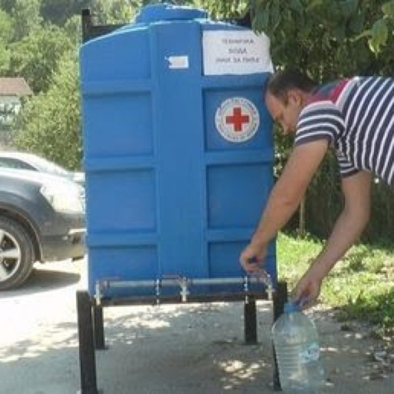 Nema je ni za piće, a ljudi zalivaju bašte: Grad ostaje bez vode?