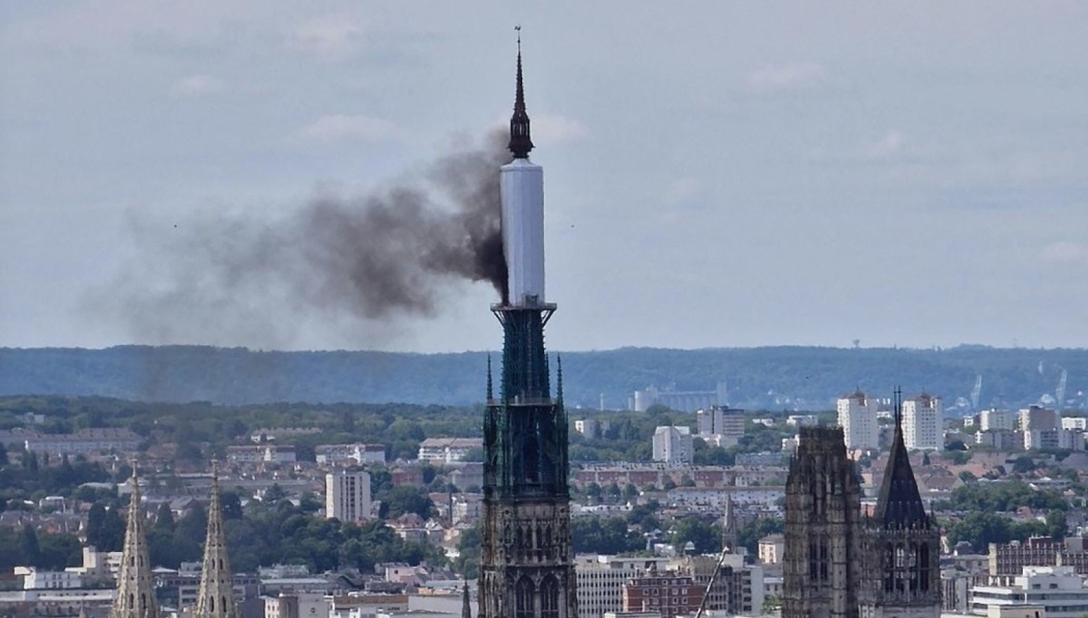 Gori katedrala u Francuskoj FOTO/VIDEO