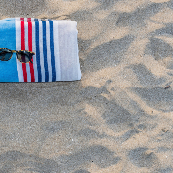 "Samo još sedenje u plićaku nisu počeli da naplaćuju" : Urnebesne reakcije na naplatu peškira na plaži