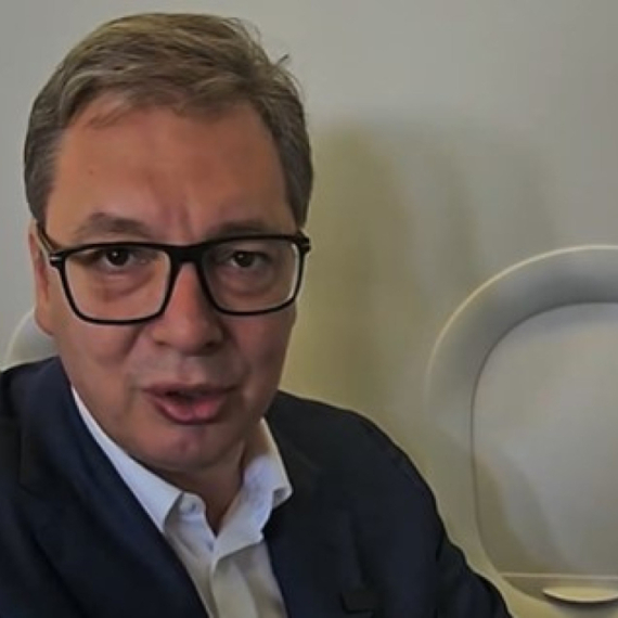 Počela dvodnevna poseta Egiptu; Vučić se javio iz aviona i obratio se mladima u Srbiji VIDEO