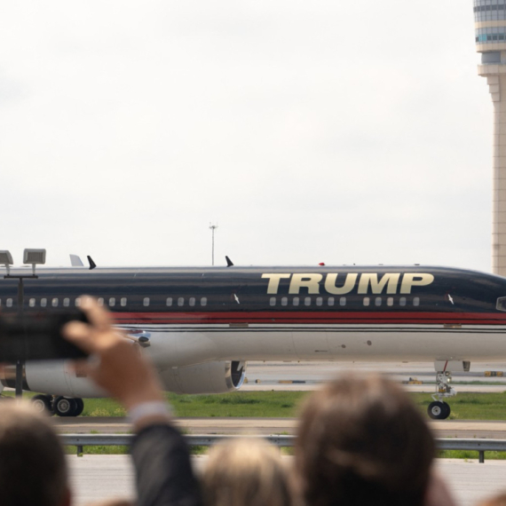 He landed, the army at the airfield; Donald made an identical move VIDEO